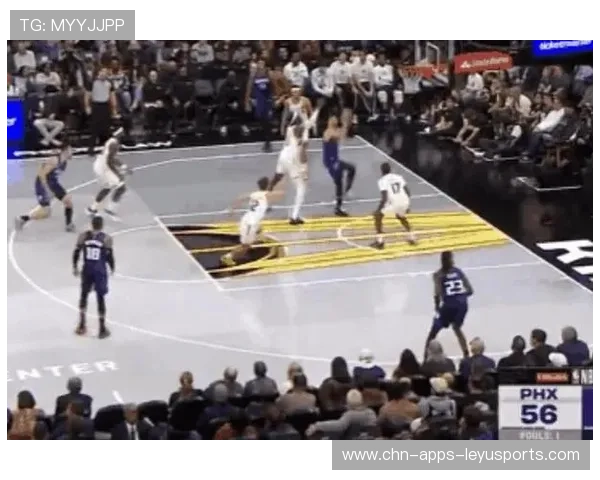 NBA滑翔双手暴扣：空中英雄的震撼时刻